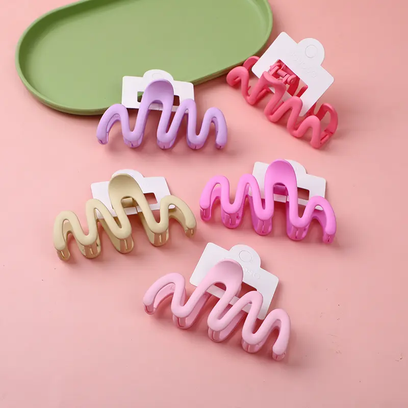 Wavy acrylic hair claw clip