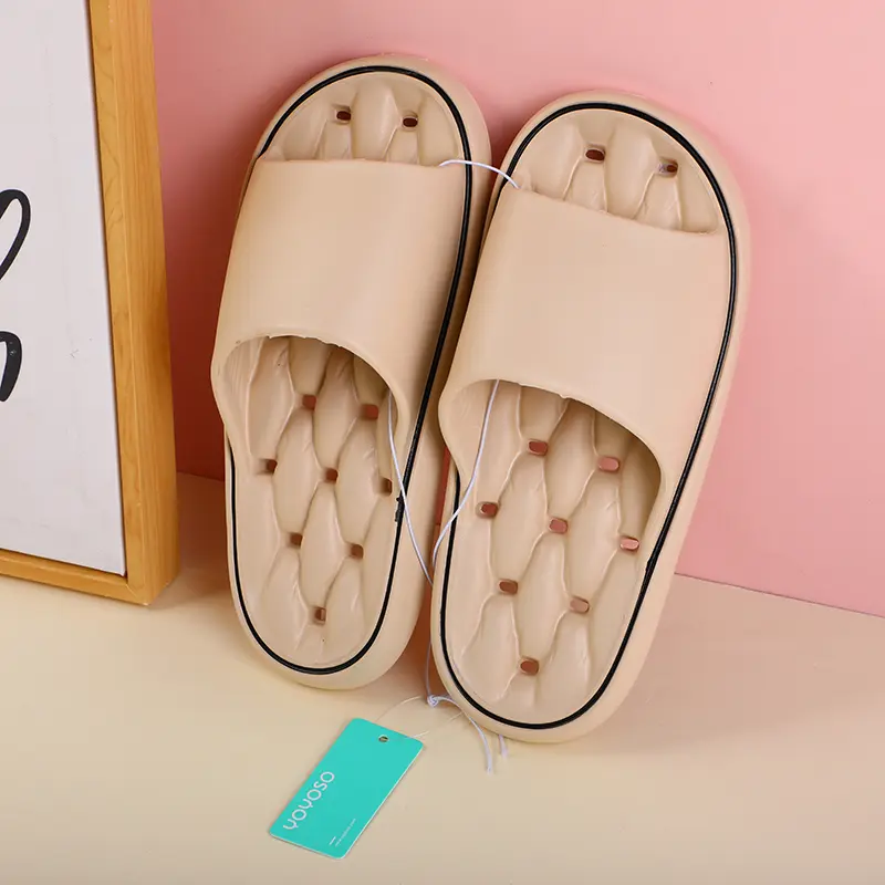 Men's bathroom slippers with black edge 